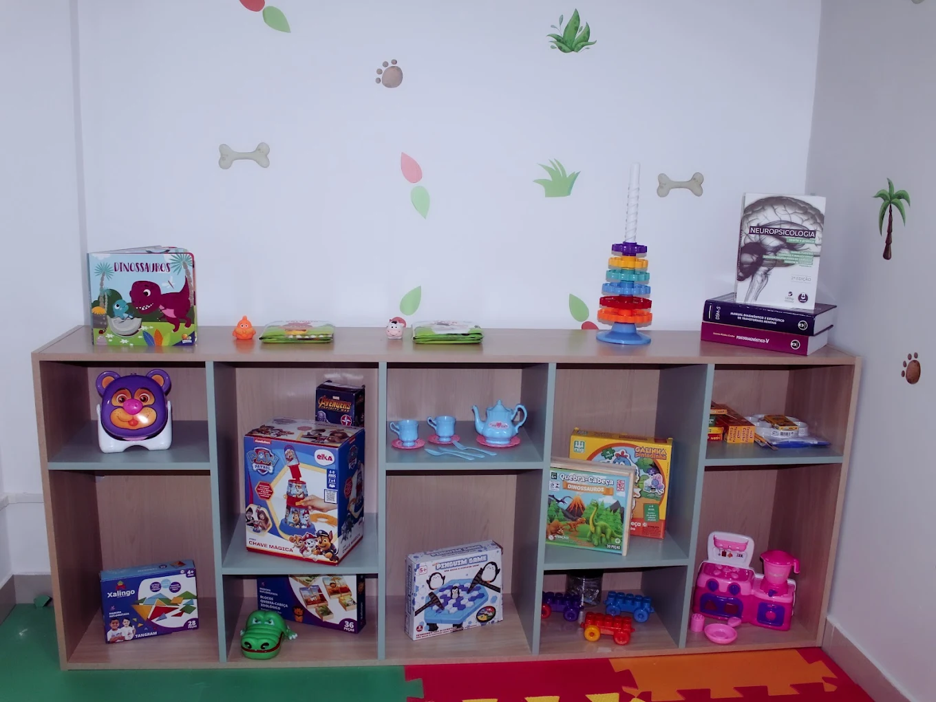 Sala com brinquedos e materiais terapêuticos